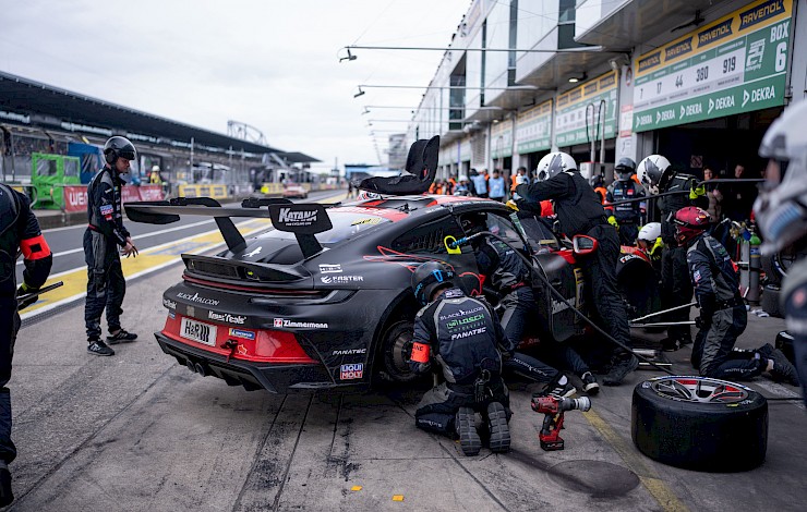 In front of 352,000 fans: BLACK FALCON finishes in the top 10 and claims three class victories at the 24-hour race at the Nürburgring